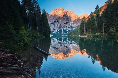 Braies Gölü veya Pragser Wildsee çevresindeki manzara, İtalya