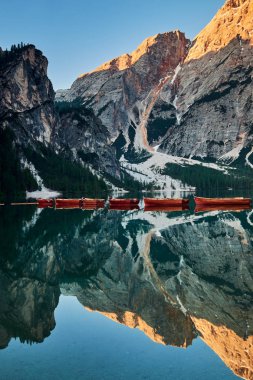 Braies Gölü veya Pragser Wildsee çevresindeki manzara, İtalya