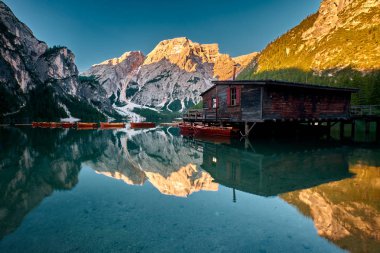 Braies Gölü veya Pragser Wildsee çevresindeki manzara, İtalya