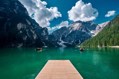 Braies Gölü veya Pragser Wildsee çevresindeki manzara, İtalya