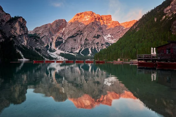 El paisaje alrededor del lago Braies o Pragser Wildsee, Italia — Foto de Stock