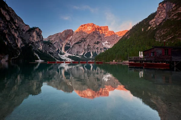 El paisaje alrededor del lago Braies o Pragser Wildsee, Italia — Foto de Stock