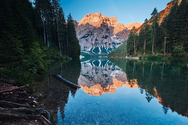 El paisaje alrededor del lago Braies o Pragser Wildsee, Italia — Foto de Stock