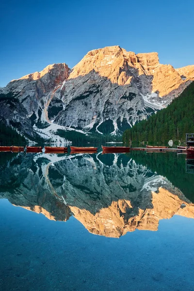 Het landschap rond Lake Braies of Pragser Wildsee, Italië — Stockfoto