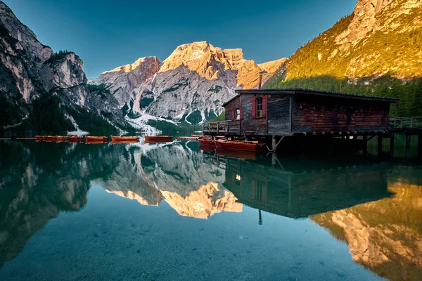 El paisaje alrededor del lago Braies o Pragser Wildsee, Italia — Foto de Stock