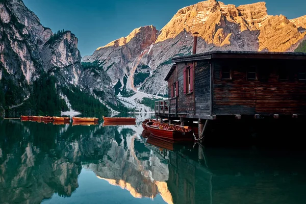 El paisaje alrededor del lago Braies o Pragser Wildsee, Italia — Foto de Stock