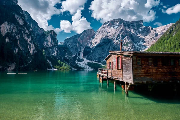 Braies Gölü veya Pragser Wildsee çevresindeki manzara, İtalya