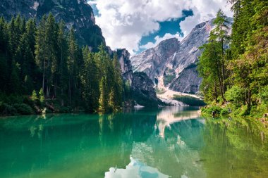 Braies Gölü veya Pragser Wildsee çevresindeki manzara, İtalya
