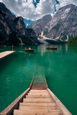 Braies Gölü veya Pragser Wildsee çevresindeki manzara, İtalya
