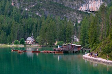 Braies Gölü veya Pragser Wildsee çevresindeki manzara, İtalya
