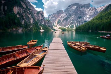 Braies Gölü veya Pragser Wildsee çevresindeki manzara, İtalya