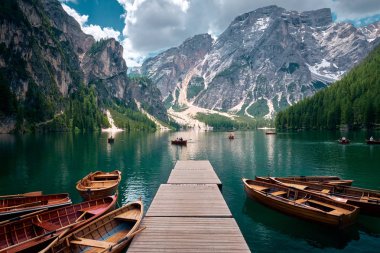 Braies Gölü veya Pragser Wildsee çevresindeki manzara, İtalya