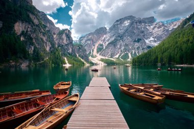 Braies Gölü veya Pragser Wildsee çevresindeki manzara, İtalya