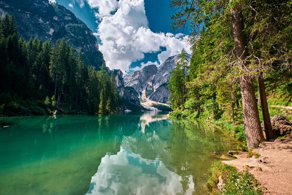 El paisaje alrededor del lago Braies o Pragser Wildsee, Italia — Foto de Stock