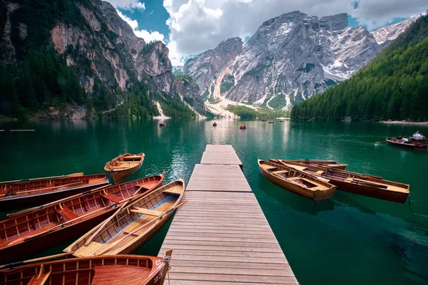 El paisaje alrededor del lago Braies o Pragser Wildsee, Italia — Foto de Stock