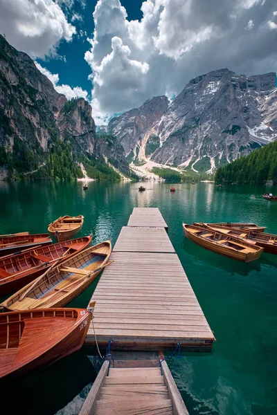 Braies Gölü veya Pragser Wildsee çevresindeki manzara, İtalya