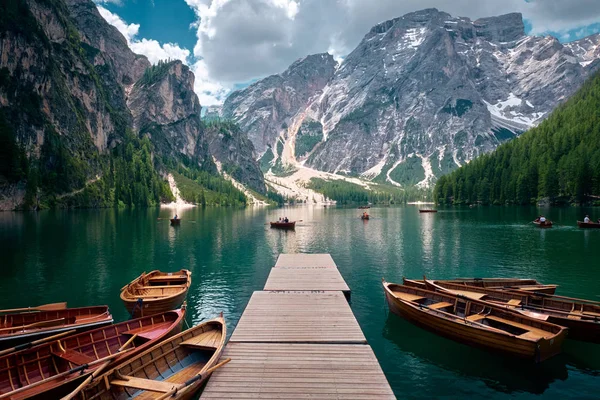 El paisaje alrededor del lago Braies o Pragser Wildsee, Italia — Foto de Stock