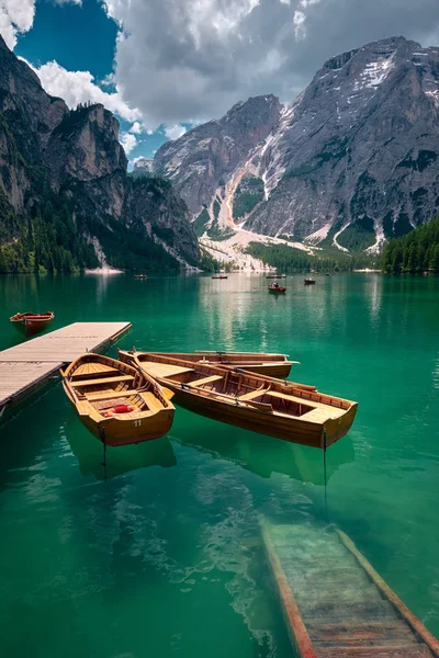 Braies Gölü veya Pragser Wildsee çevresindeki manzara, İtalya