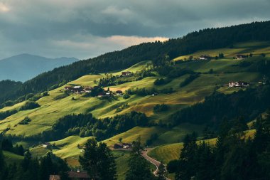 Santa Magdalena Köyü çevresindeki manzara, Dolomitler, İtalya