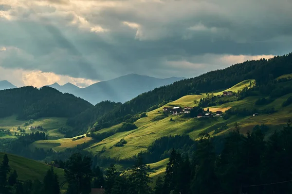 Landskabet omkring Santa Magdalena Village, Dolomitterne, Italien - Stock-foto