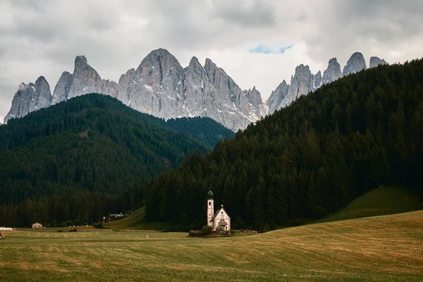 El paisaje alrededor de Santa Magdalena Village, Dolomitas, Italia — Foto de Stock