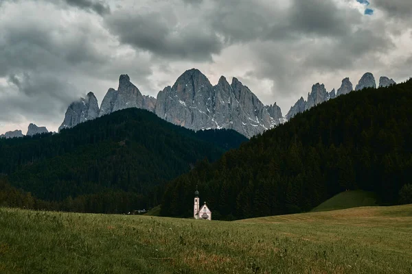 A paisagem em torno de Santa Magdalena Village, Dolomites, Itália — Fotografia de Stock