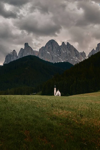 El paisaje alrededor de Santa Magdalena Village, Dolomitas, Italia — Foto de Stock