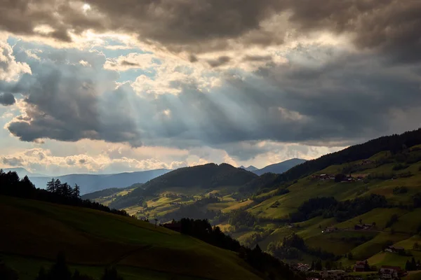 意大利白云石Santa Magdalena村周围的风景 — 图库照片