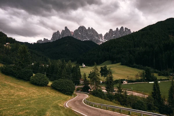 El paisaje alrededor de Santa Magdalena Village, Dolomitas, Italia — Foto de Stock