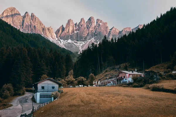 Il paesaggio intorno al villaggio di Santa Magdalena, Dolomiti, Italia — Foto Stock