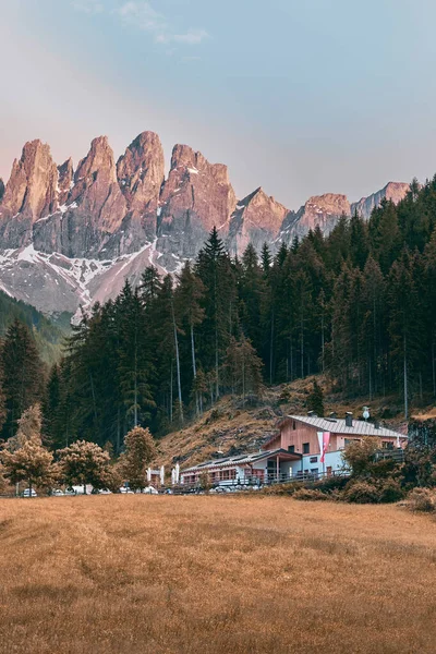 El paisaje alrededor de Santa Magdalena Village, Dolomitas, Italia — Foto de Stock