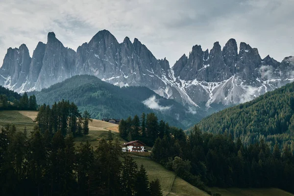 El paisaje alrededor de Santa Magdalena Village, Dolomitas, Italia — Foto de Stock