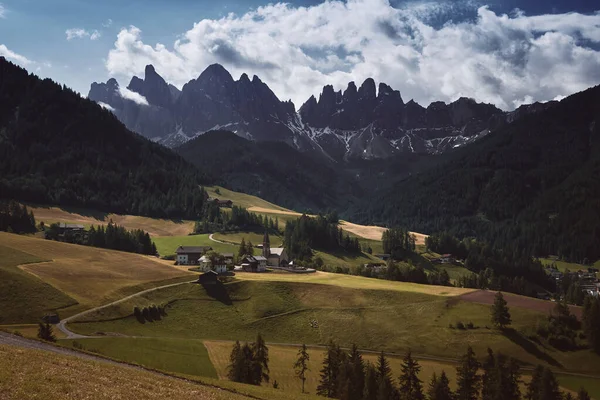 El paisaje alrededor de Santa Magdalena Village, Dolomitas, Italia — Foto de Stock