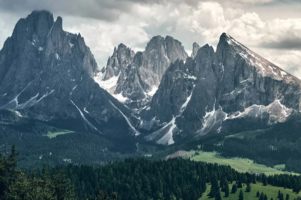 El paisaje alrededor de Alpe di Siusi / Seiser Alm, Dolomitas, Italia — Foto de Stock