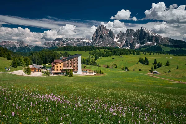 El paisaje alrededor de Alpe di Siusi / Seiser Alm, Dolomitas, Italia — Foto de Stock