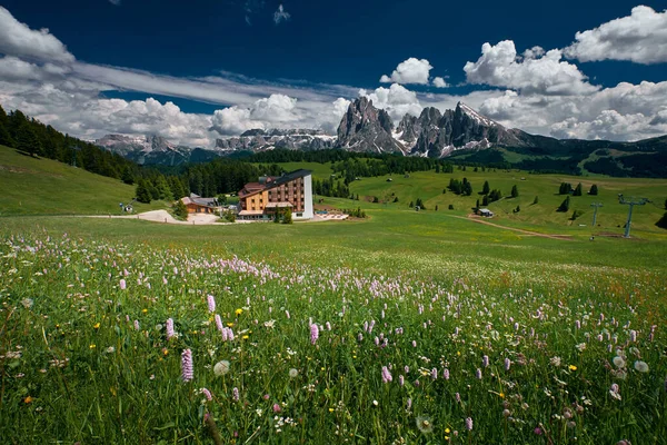 El paisaje alrededor de Alpe di Siusi / Seiser Alm, Dolomitas, Italia — Foto de Stock