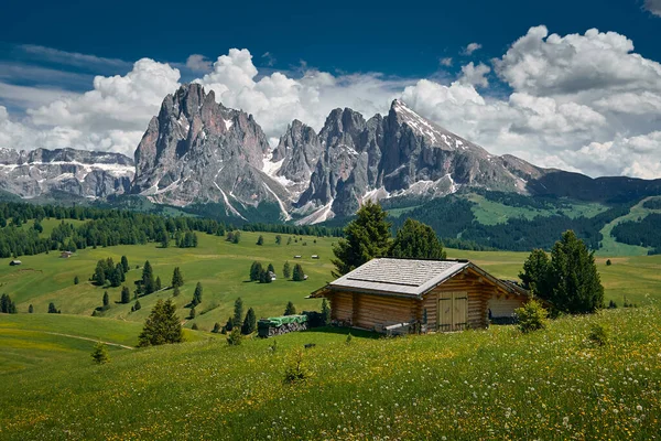 El paisaje alrededor de Alpe di Siusi / Seiser Alm, Dolomitas, Italia — Foto de Stock