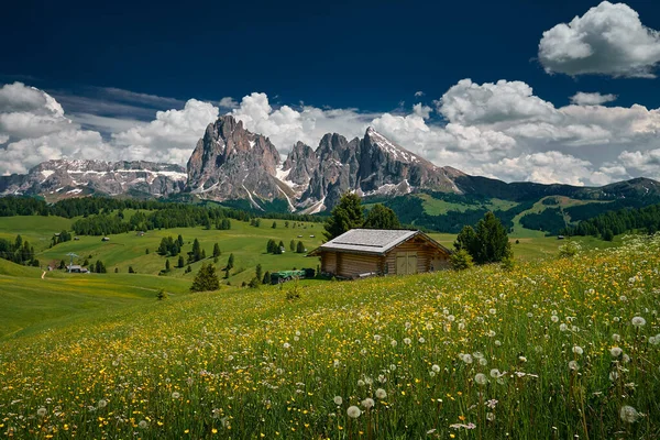El paisaje alrededor de Alpe di Siusi / Seiser Alm, Dolomitas, Italia — Foto de Stock