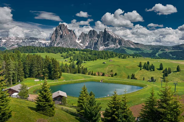 Het landschap rond Alpe di Siusi / Seiser Alm, Dolomieten, Italië — Stockfoto