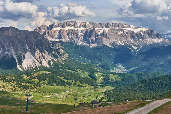 El paisaje alrededor de la cima del pico Seceda, Dolomitas, Italia — Foto de Stock