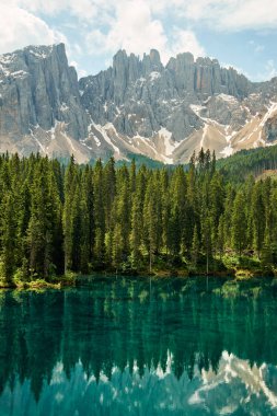 Carezza Gölü manzarası, Dolomitler, İtalya