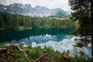Carezza Gölü manzarası, Dolomitler, İtalya