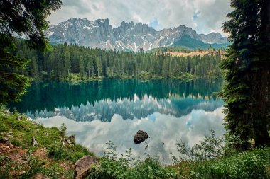 Carezza Gölü manzarası, Dolomitler, İtalya