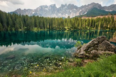 Carezza Gölü manzarası, Dolomitler, İtalya