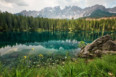 Carezza Gölü manzarası, Dolomitler, İtalya