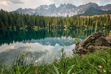 Carezza Gölü manzarası, Dolomitler, İtalya