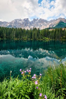 Carezza Gölü manzarası, Dolomitler, İtalya