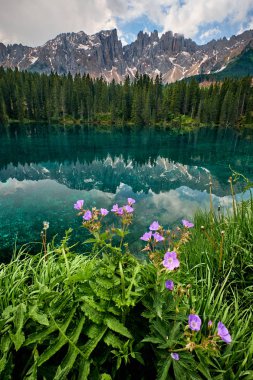 Carezza Gölü manzarası, Dolomitler, İtalya