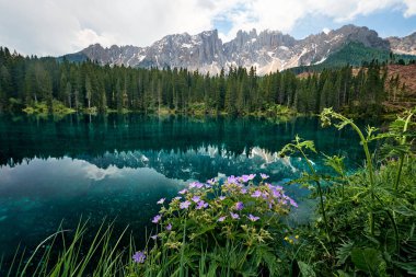 Carezza Gölü manzarası, Dolomitler, İtalya