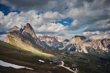 Seceda tepesinin etrafındaki manzara, Dolomitler, İtalya